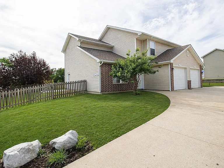 1401 Bodie Dr — Photo 1