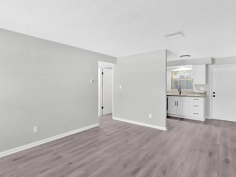 1352 Tioga Ave — Photo 2