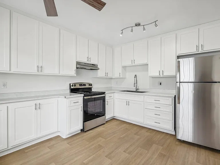 Valle at 9209 Kenwood — Photo 5