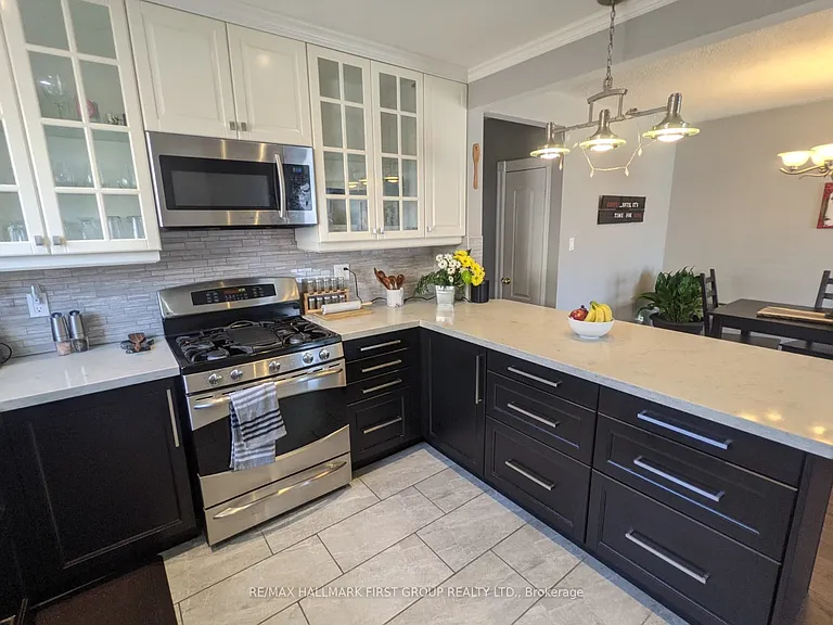 15 Thorncroft Cres — Photo 3