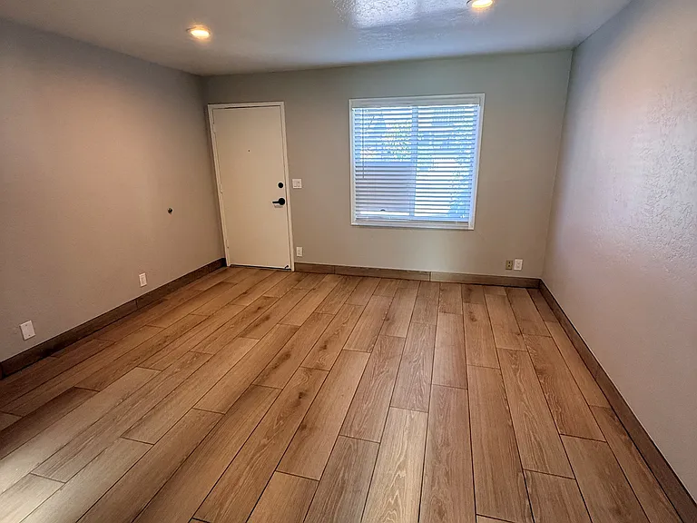 Blackburn House Apartments — Photo 9