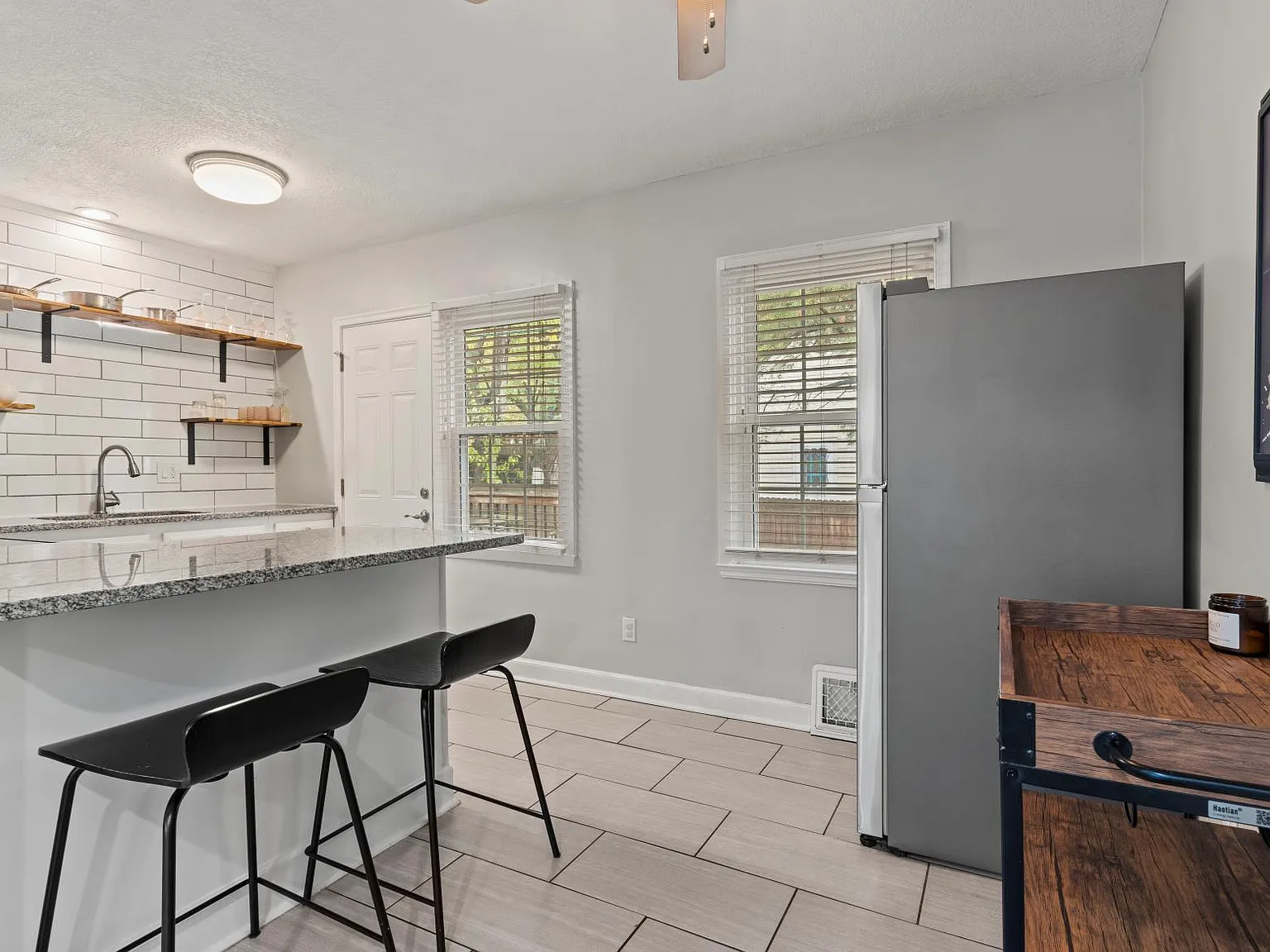 2 bed, 884 sqft, $1,690 — Photo 3