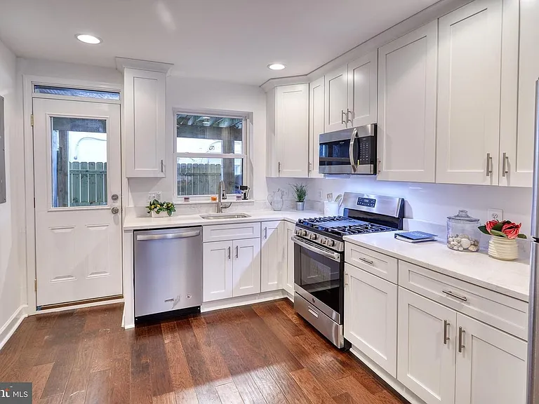 2021 Portugal St — Photo 3