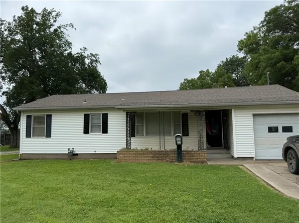 902 W 1st St, Coffeyville, KS 67337