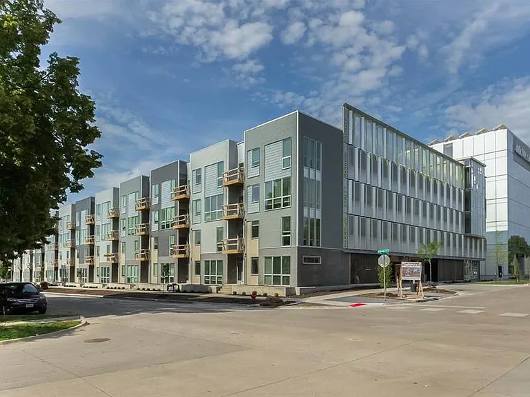 535 S Dubuque St — Photo 1