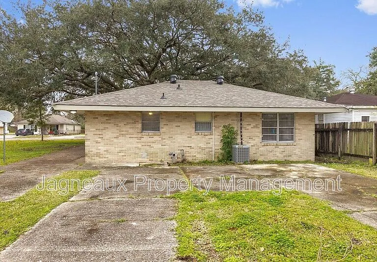 2518 Ernest St — Photo 3