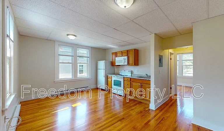 242 N Main St — Photo 3