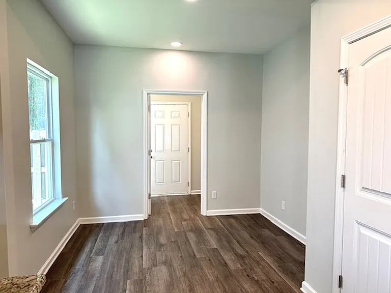 318 Carson Ct — Photo 6