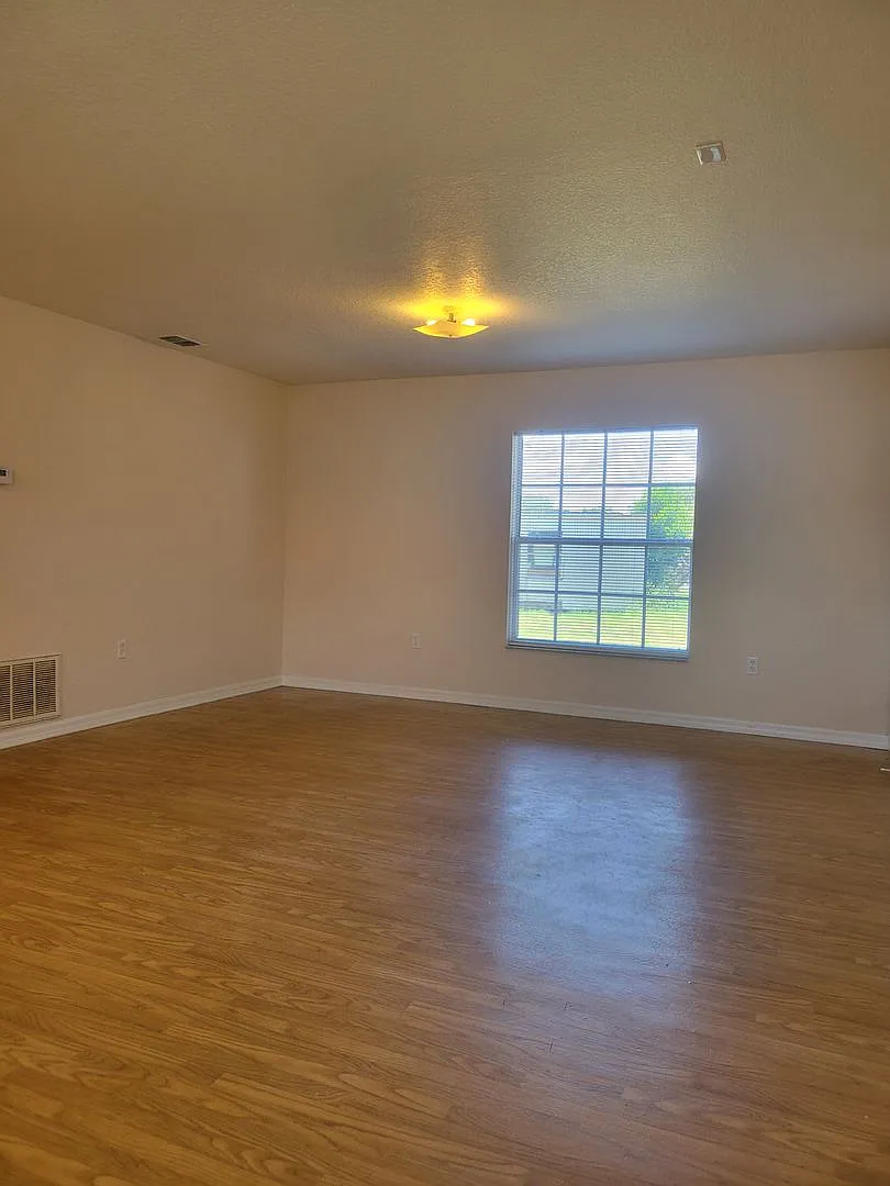 Cozy Three-Bedroom Home in Eagle Lake — Photo 2