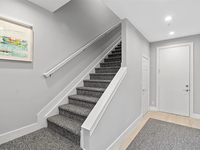 2241 NE 9th Ave — Photo 17