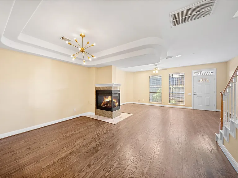 2406 Calumet St — Photo 19