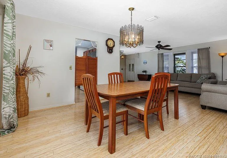 160 SE Duxbury Ave — Photo 8