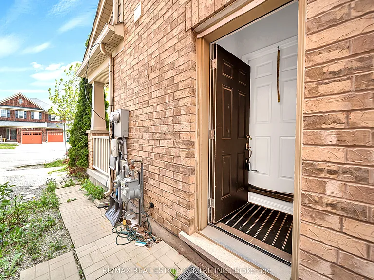 1074 Farmstead Dr — Photo 5