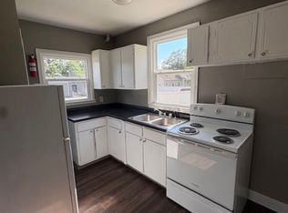915 Oakland Rd NE, Cedar Rapids, IA 52402