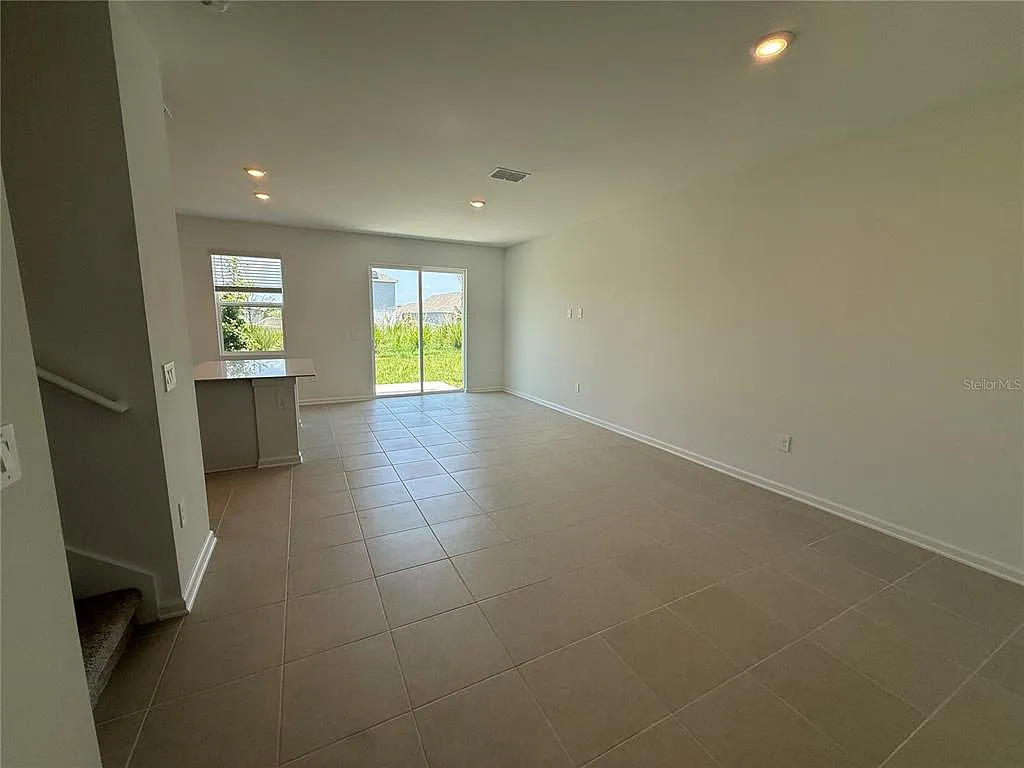 3 bed, 2.5 bath, 1813 sqft, $1,875 — Photo 4