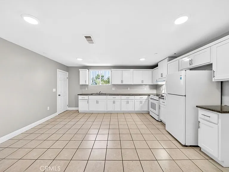 11227 Towne Ave — Photo 4