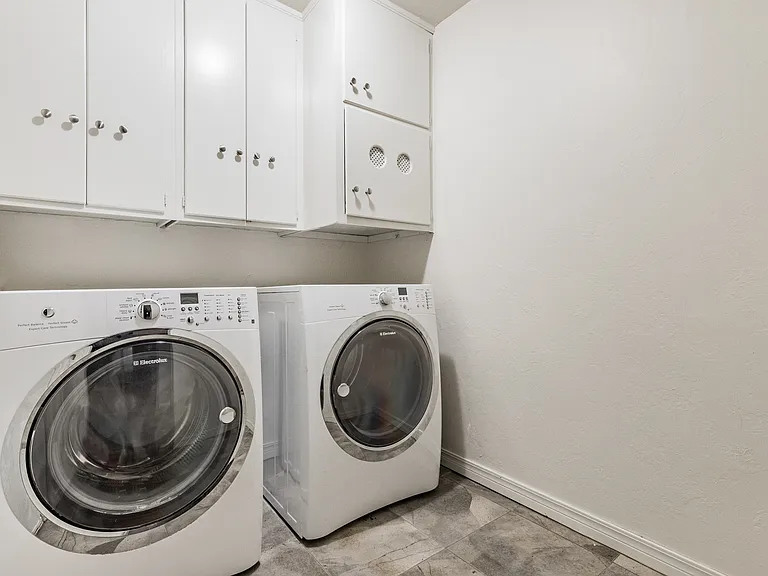 1906 Dorchester Dr — Photo 11