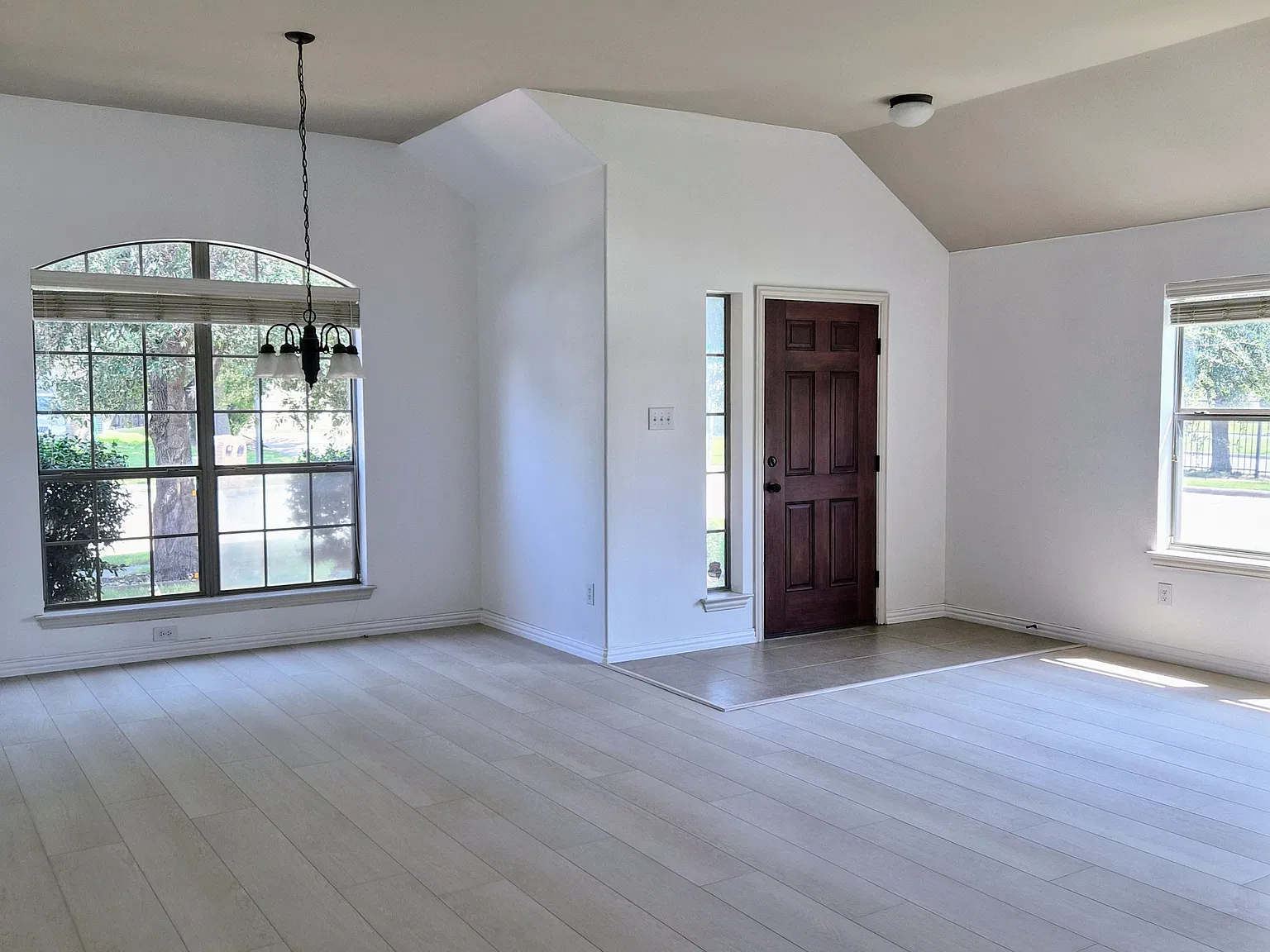 3 bed, 2087 sqft, $2,300 — Photo 2