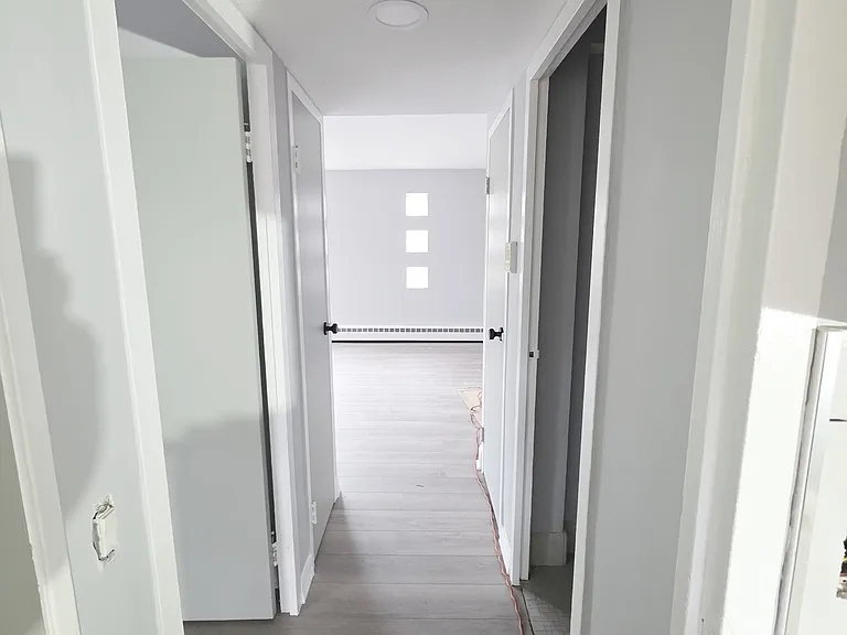 2115-2123 W Farragut Ave Apartments — Photo 13