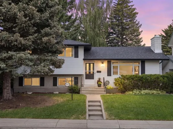 5032 W Vanstone Cres NW, Calgary, AB T3A 0V9