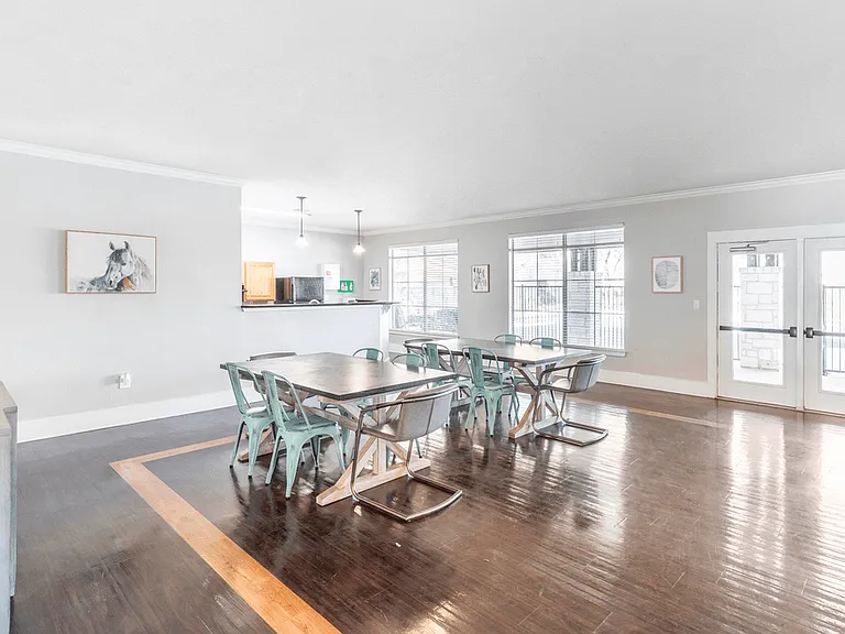 Park Place at Loyola Apartments — Photo 13