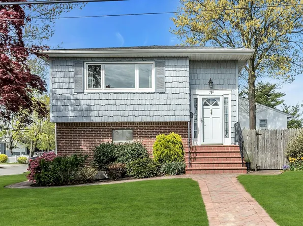 78 Cheltenham Road, West Babylon, NY 11704