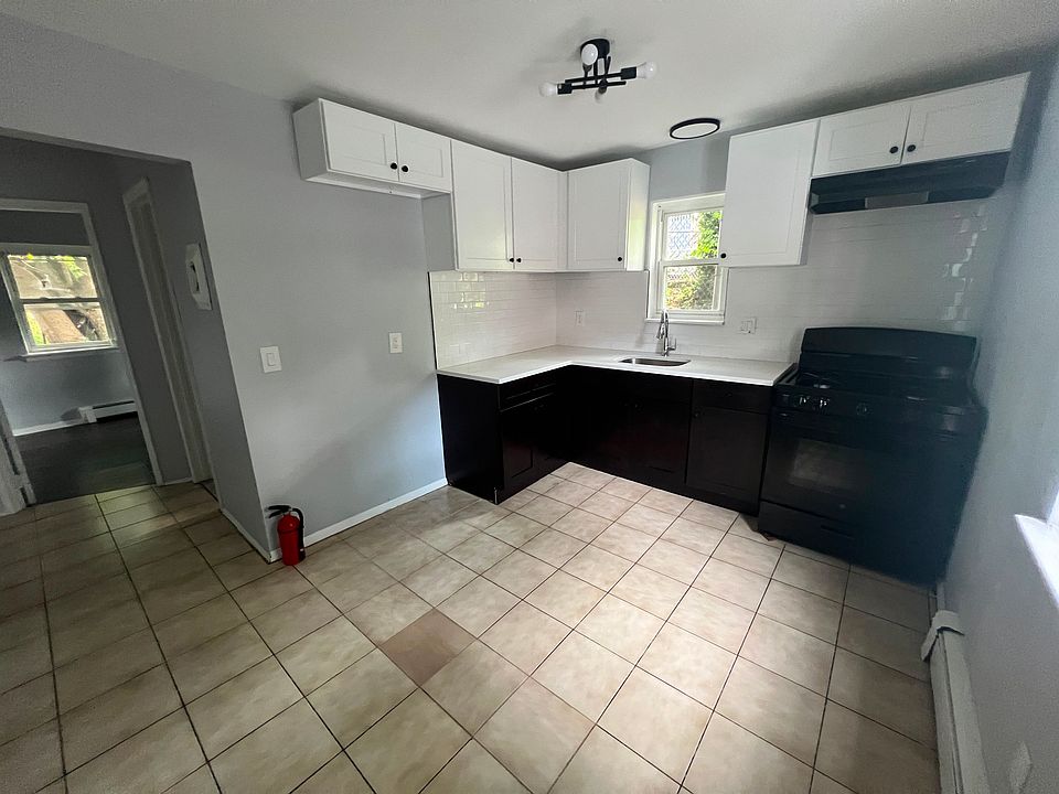 1st image of 124 Oak St #3A
