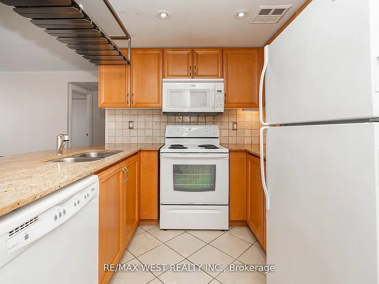 2737 Keele St #817 — Photo 11