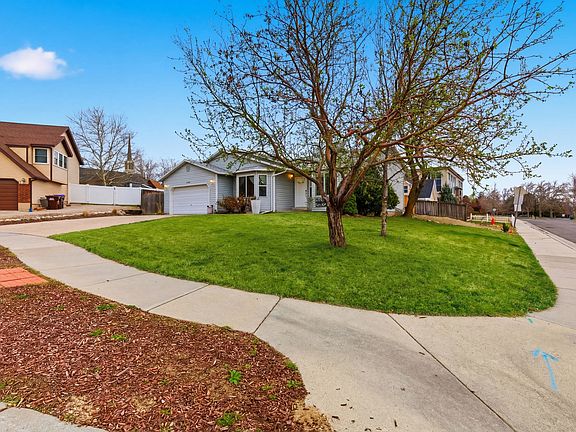 3rd image of 1206 E Moss Cir