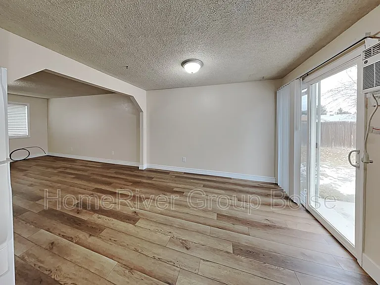 106 N Homedale Ave — Photo 6