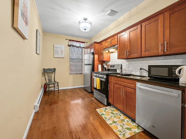 611 Linwood St #2 — Photo 7