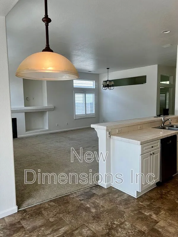 3 bed, 2.0 bath, 1705 sqft, $2,700 — Photo 4