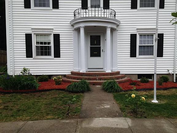 Conveniently: a minute walk from Providence College
Less than 10 minute drive from: Providence Place Mall (Downtown), Federal Hill, Brown University (East Side)