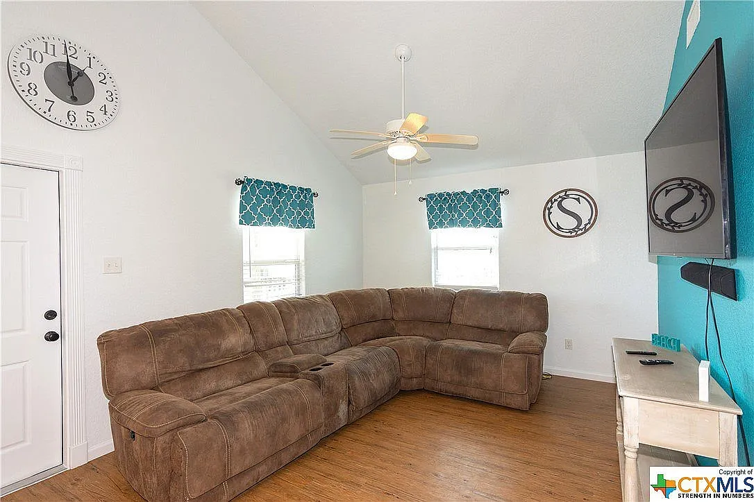 3 bed, 1056 sqft, $2,000 — Photo 2