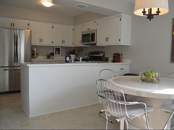 3rd image of 1515 W De La Warr Cir