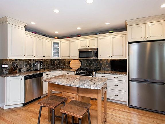 4th image of 10 Sultana St