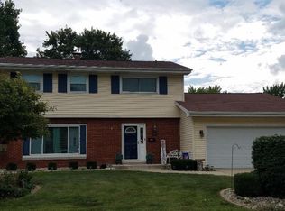 40 Circle Dr, Charleston, IL 61920