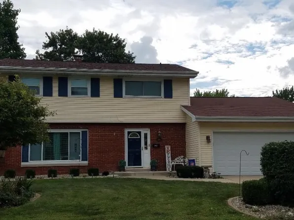 40 Circle Dr, Charleston, IL 61920