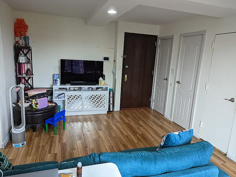 4118 43rd St #4A — Photo 2