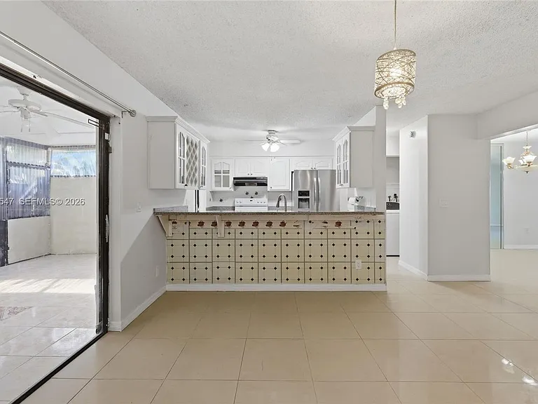 6929 SW 38th St #Townhouse 2-L — Photo 12