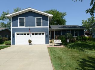 1050 Nottingham Ln, Hoffman Estates, IL 60169