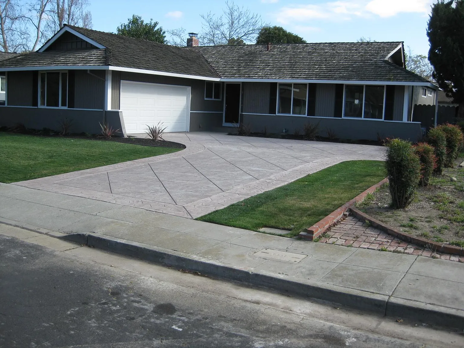855 Cherokee Dr photo 1