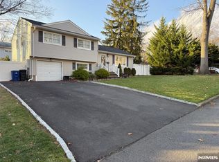 4 Hemlock St, Montvale, NJ 07645