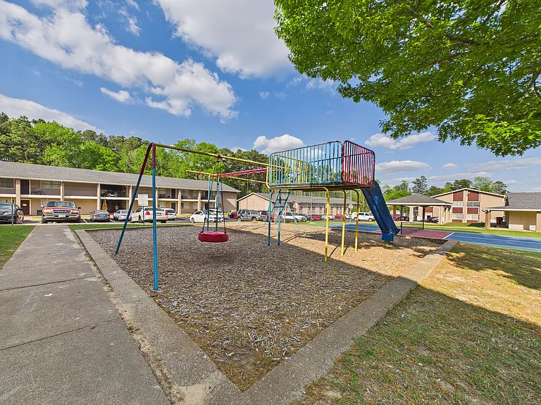 Oxford Pointe Apartments — Photo 3