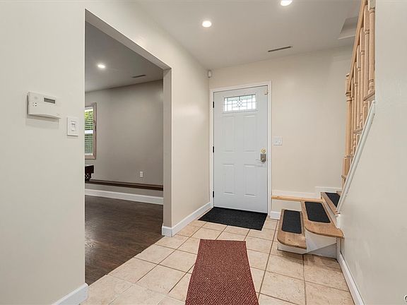 4th image of 319 Rita Dr