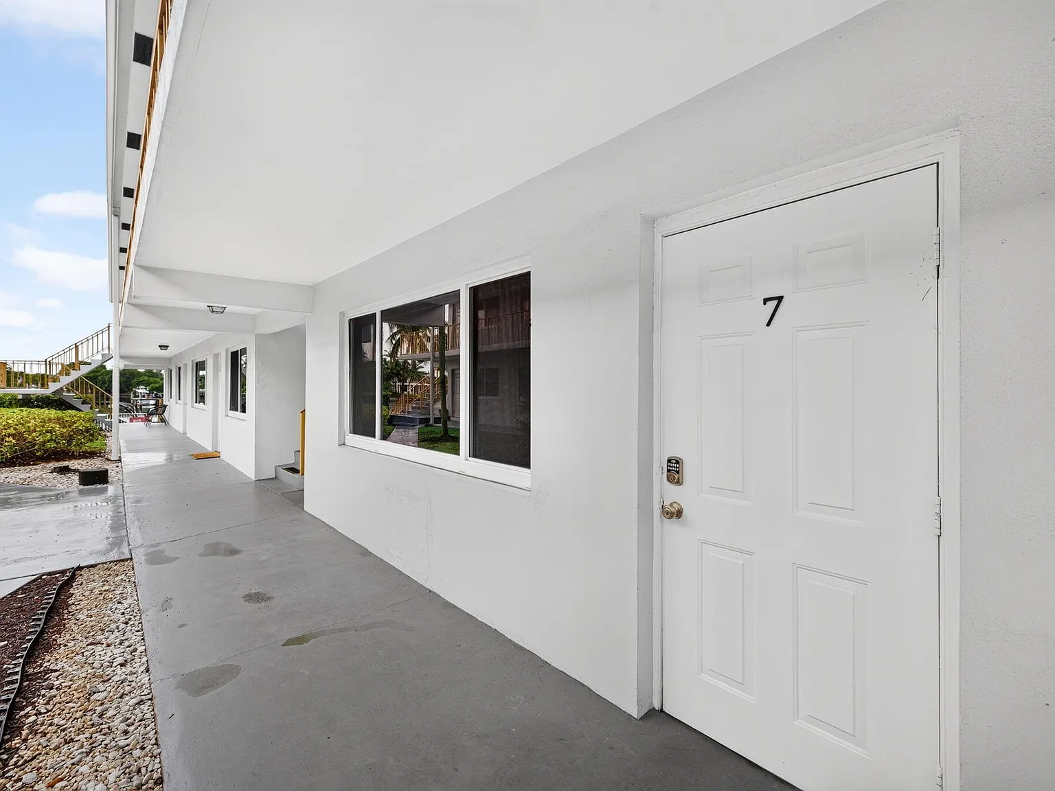 2 bed, 1.0 bath, 12782 sqft, $2,700 — Photo 2