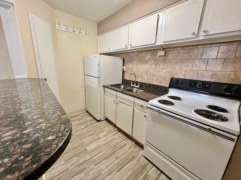 Heather House Apartments — Photo 2