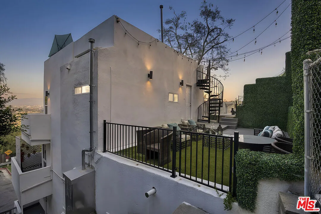 3 bed, 2.5 bath, 1964 sqft, $8,000 — Photo 2