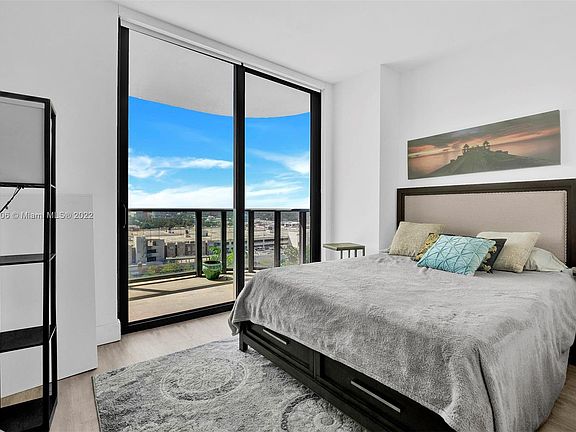 4th image of 121 NE 34th St #1001