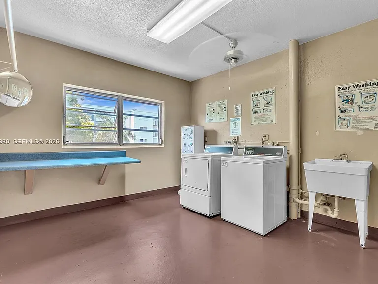 218 NE 12th Ave #302 — Photo 8